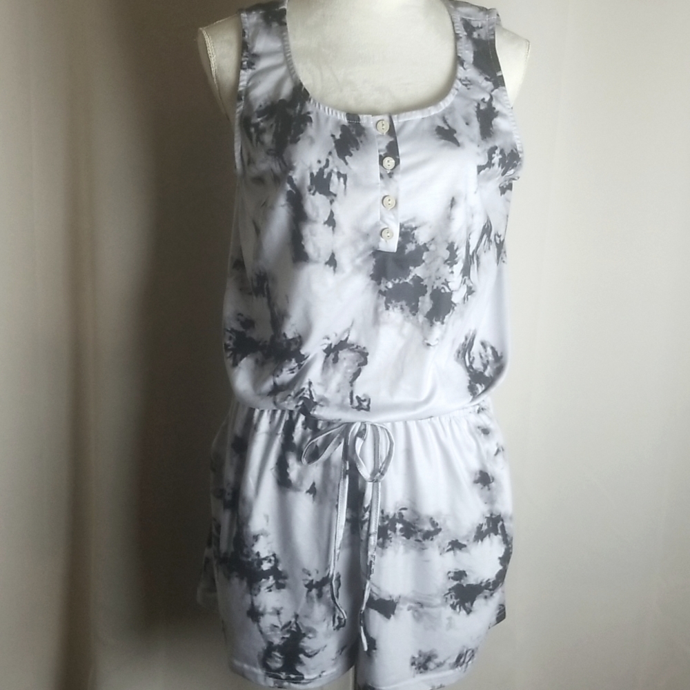 Yibock romper size large black & white abstract